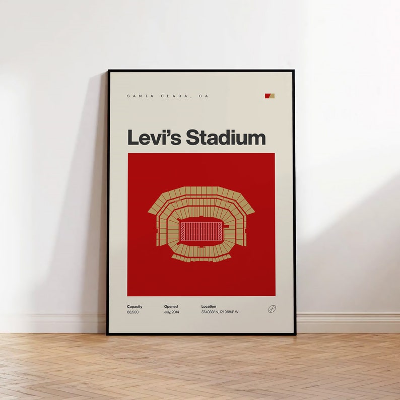 Op de afbeelding: Een minimalistisch posterontwerp met een rode achtergrond en een gouden omtrek van Levi's Stadium in Santa Clara, Californi&euml;. De poster bevat de naam van het stadion, de capaciteit, de openingsdatum en de locatie.