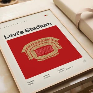 Op de afbeelding: Een rode en gouden illustratie van Levi's Stadium in Santa Clara, Californi&euml;. Het stadion is een voetbalstadion met een capaciteit van 68.500. Het werd geopend in juli 2014. De locatie van het stadion is 374033' N, 1219694" W.