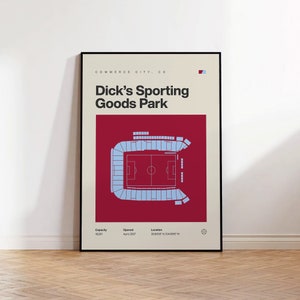 Puede incluir: Una ilustración del Dick's Sporting Goods Park, un estadio de fútbol en Commerce City, Colorado. La ilustración muestra la disposición del estadio, incluyendo el campo, los asientos y el área circundante. El texto "COMMERCE CITY, CO" y "Dick's Sporting Goods Park" se muestra en la parte superior de la ilustración. El texto "Capacidad 18,061", "Abierto en abril de 2007" y "Ubicación 39.8066°N 104.8918°W" se muestra en la parte inferior de la ilustración.