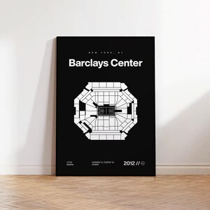 Może przedstawiać: Czarno-biały plakat przedstawiający układ areny Barclays Center. Plakat zawiera tekst "New York, NY" i "Barclays Center" w kolorze białym. Dodatkowe szczegóły obejmują pojemność areny, współrzędne lokalizacji i rok 2012.