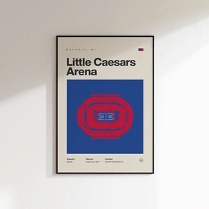 以下が含まれることがあります： デトロイトのLittle Caesars Arenaのミニマルな建築平面図が描かれた額入りポスター。Little Caesars Arenaの文字、青い背景に赤い座席配置図、収容人数、オープン日、所在地などの詳細情報がデザインに含まれています。