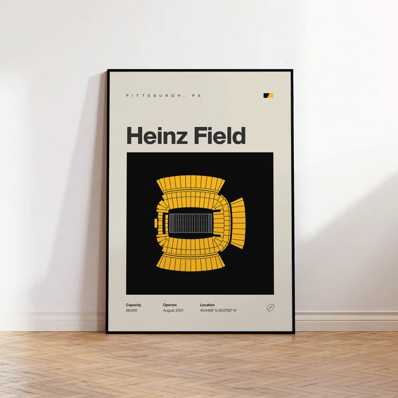 Puede incluir: Un p&oacute;ster negro y amarillo con un dise&ntilde;o minimalista que presenta una vista a&eacute;rea del Heinz Field, un estadio de f&uacute;tbol en Pittsburgh, Pensilvania. El p&oacute;ster incluye el nombre del estadio, su capacidad, la fecha de apertura y su ubicaci&oacute;n.