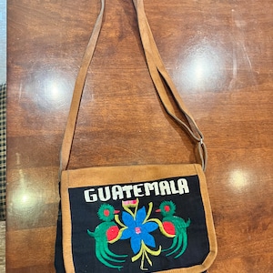Bolsos de mujer, tamaño perfecto para tus artículos diarios. Todos son hechos a mano por personas mayas de mi comunidad en Guatemala.