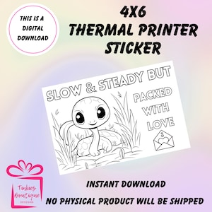 Peut inclure: Autocollant d'imprimante thermique 4x6 avec une illustration de tortue et le texte "Slow & Steady But Packed With Love". Le design comprend le texte "This is a Digital Download" et "Instant Download."