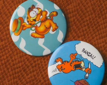Vintage Garfield Pin Set — 1980s Metal Badge Pair — “BANZA!” Food Bowl Pin + Top Hat