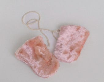 1960er Jahre Rosa Plüsch Baby Handschuhe mit original Kordel