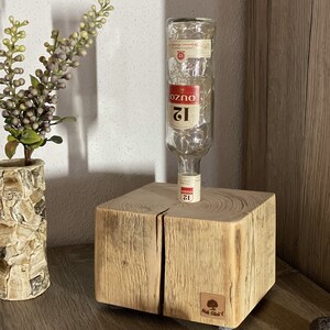 Modern Rustikale Altholz Balken Stehlampe mit Glasflasche und bunter Lichterkette geölt / natur Upcycling KLEIN 画像 3