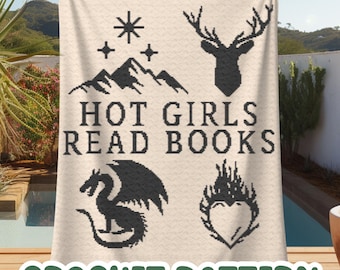 Op de afbeelding: Een crèmekleurig haakpatroon met de tekst "HOT GIRLS READ BOOKS" en illustraties van een bergketen, een hertenkop, een draak en een hart. De woorden "CROCHET PATTERN" zijn ook zichtbaar.
