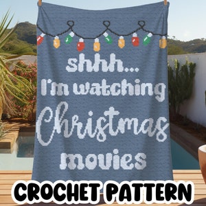 Puede incluir: Un patrón de crochet para una manta azul con texto blanco que dice "shhh... estoy viendo películas de Navidad". La manta está decorada con una cadena de luces de colores. El patrón está etiquetado como "CROCHET PATTERN" y "DIGITAL SAMPLE".