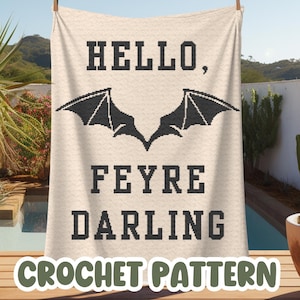 Puede incluir: Un patrón de crochet para una manta con el texto "Hello, Feyre Darling" y un diseño de alas de murciélago negras. El patrón está impreso sobre un fondo blanco.