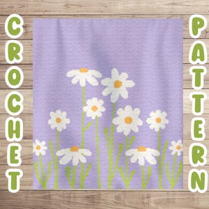 Op de afbeelding: Een haakpatroon met een paarse achtergrond, witte madeliefjes en groene stelen. Het patroon is getiteld "Crochet Pattern".