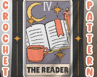 Op de afbeelding: Een haakpatroon voor een wandkleed met een tarotkaart met een boek, een kopje koffie, een kaars en een halve maan. De kaart is gelabeld "The Reader" en heeft het Romeinse cijfer "IV" in de rechterbovenhoek. Het wandkleed is zwart met een gouden rand en de woorden "CROCHET PATTERN" aan de zijkanten.