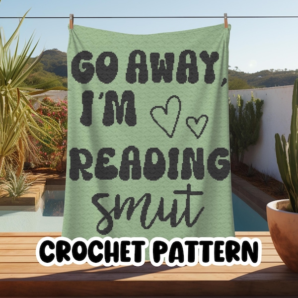 Peut inclure: Une couverture au crochet verte avec le texte "Go Away, I'm Reading Smut" en noir. La couverture est suspendue à une corde à linge avec une piscine et des plantes en arrière-plan. Le texte "Crochet Pattern" est également visible en noir.