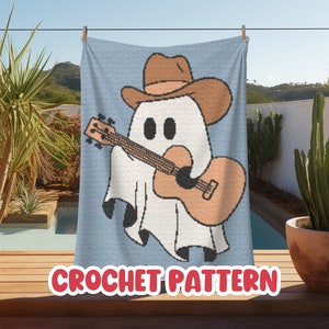 Puede incluir: Patrón de crochet para un fantasma con un sombrero de vaquero y tocando una guitarra. El fantasma es blanco con ojos negros y una boca negra. El sombrero de vaquero es marrón con una banda negra. La guitarra es marrón con una placa protectora negra. El fondo es azul.