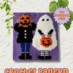 Puede incluir: Un patrón de ganchillo cuadrado con fondo morado que muestra una figura con cabeza de calabaza, chaqueta negra y pantalones azules junto a un fantasma blanco que sostiene un cubo de calabaza naranja. Incluye el texto PDF DOWNLOAD ONLY y CROCHET PATTERN.