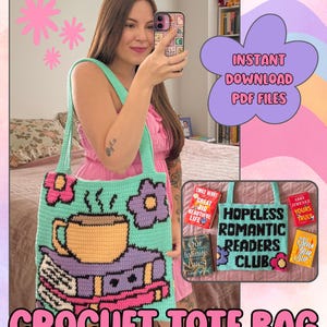 Op de afbeelding: Een turquoise gehaakte tote bag met een koffiekopje en bloemen ontwerp. De tas heeft de woorden "HOPELESS ROMANTIC READERS CLUB" en de tekst "CROCHET TOTE BAG". De tas houdt boeken vast.