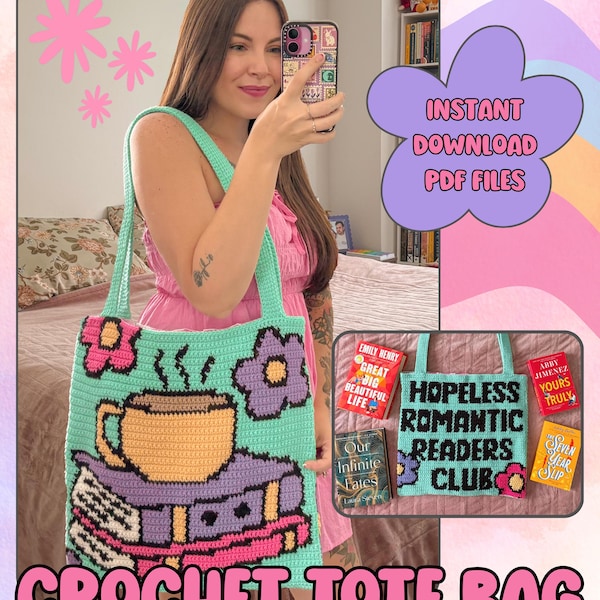 Peut inclure: Un sac fourre-tout en crochet turquoise avec un motif de tasse à café et de fleurs. Le sac porte les mots "HOPELESS ROMANTIC READERS CLUB" et le texte "CROCHET TOTE BAG". Le sac contient des livres.