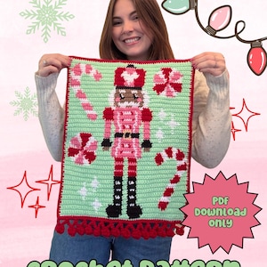 Puede incluir: Cuadrado navideño tejido a crochet con un cascanueces rosa, rojo y negro sobre un fondo verde claro. El diseño incluye bastones de caramelo, caramelos de menta y copos de nieve. También se ve el texto "CROCHET PATTERN" y "PDF Download only".