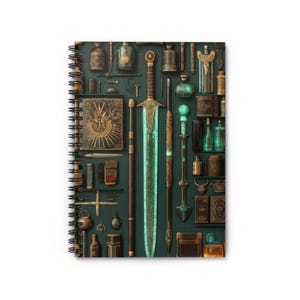 Puede incluir: Un fondo verde con una variedad de objetos, incluyendo una espada, un libro, una brújula y una variedad de botellas. Los objetos están dispuestos en un patrón de cuadrícula.