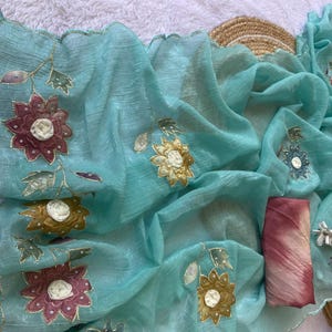 Sari de seda azul crujiente con borde de patchwork y diseño floral por todas partes / Blusa sari para fiestas y festividades indias / Sari de boda de diseñador