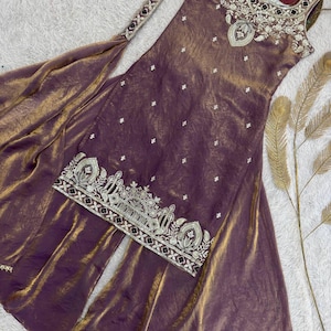 Kurti Palazzo de seda naranja y púrpura, bordado pesado con hilo de lentejuelas, traje con estampado de paraguas.