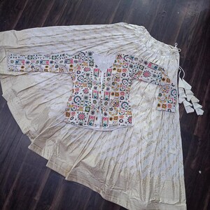 Ghagra festivo em marfim e branco, tecido jacquard tingível puro com 3,5 m de largura, camada de tule pesada e um atraente padrão peplum nas costas.