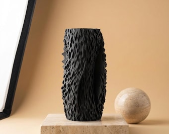 Hoge matzwarte vaas | Sculpturale organische decoratie | Modern tafelstuk voor op een plank
