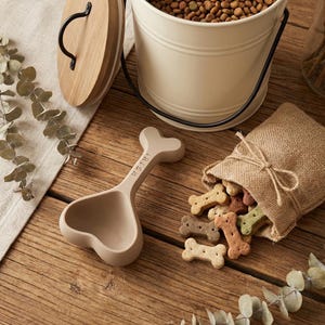 Puede incluir: Un letrero de madera rústica con el texto "Welcome to our home" en letras blancas. El letrero presenta un acabado envejecido y un diseño simple y acogedor, ideal para un porche o entrada.