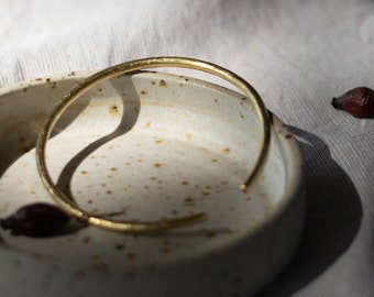 Armreif aus Messing, handgefertigter Goldarmreif, personalisierter Goldarmreif als Geschenk