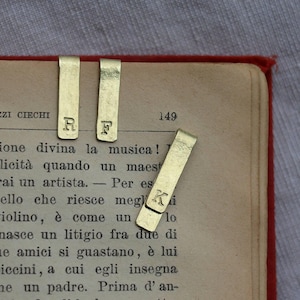 Marcador de livros personalizado com inicial gravada em latão martelado, presente para amantes de livros e professores, presente de formatura, clipe de leitura