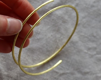 Gedrehter Armreif, Minimalistisches Goldarmband, handgemachtes Armband, Messing Armreif, Geschenkarmband