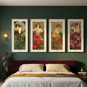 Può includere: Un set di quattro stampe artistiche verticali incorniciate raffiguranti illustrazioni di donne circondate da fiori e motivi circolari, etichettate Emerald, Ruby, Topaz e Amethyst. Ogni stampa presenta una distinta tavolozza di colori verde, rosso, arancione e viola.