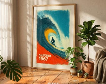 Könnte beinhalten: Gerahmtes Poster im Vintage-Stil mit einem Surfer auf einer Welle. Das Kunstwerk verwendet Blau-, Gelb- und Rottöne, mit dem Text "California 1967". Das Poster wird in einem Raum mit Pflanzen und Holzboden ausgestellt.