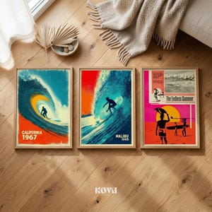 Op de afbeelding: Drie ingelijste vintage surfkunstprints. De prints tonen surfers die op golven rijden met levendige kleuren en tekst die luidt "California 1967", "Malibu 1968" en "The Endless Summer". De lijsten zijn licht van kleur.