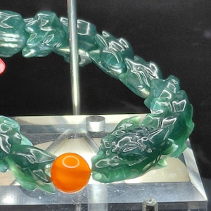 Pulseras de jadeíta birmana con tallas de dragones