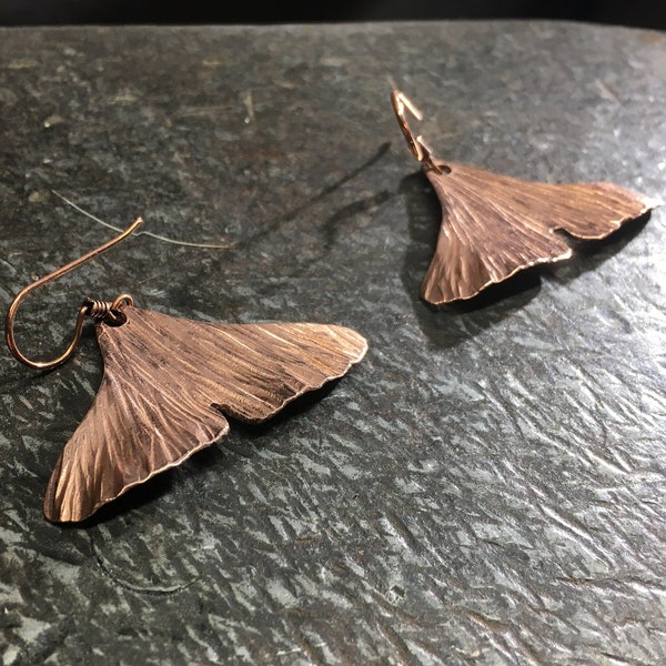 Paire de Boucles d'oreilles artisanales en cuivre pure, petites feuilles de Ginkgo