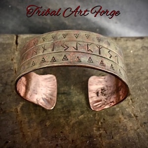 Wikingerarmband „Altes Futhark Engeløya“ mit Runen des Alten Futhark, Runen im Zentrum, handgefertigt aus reinem Kupfer, breite Manschette (28 mm)