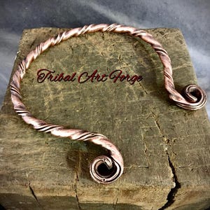 Torque, rigid and adjustable necklace in pure copper