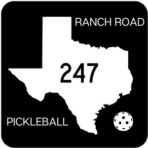 K&ouml;nnte beinhalten: Schwarzwei&szlig;es Schild mit einer wei&szlig;en Umrandung des Bundesstaates Texas. Das Schild tr&auml;gt die Aufschrift "RANCH ROAD 247 PICKLEBALL" mit einem wei&szlig;en Pickleball-Symbol in der rechten unteren Ecke.