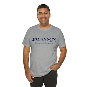 Może przedstawiać: Szary t-shirt z logo Larson Boats w kolorze granatowym i tekstem "Experience is Everything."