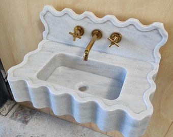 Väggmonterad handfat i Carrara-marmor: Elegant badrumskommod
