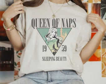 ディズニー 眠れる森の美女 昼寝の女王 1959 グラフィック T シャツ、オーロラ姫、ウォルト ディズニー ワールド、マジック キングダム シャツ、ディズニーランド旅行 ファミリー アウトフィット