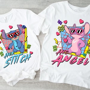 Peut inclure: Deux t-shirts blancs avec un design r&eacute;tro des ann&eacute;es 90 mettant en sc&egrave;ne Stitch de Lilo & Stitch. Le t-shirt de gauche pr&eacute;sente un Stitch bleu avec le texte "Her Stitch" et le t-shirt de droite pr&eacute;sente un Stitch rose avec le texte "His Angel".