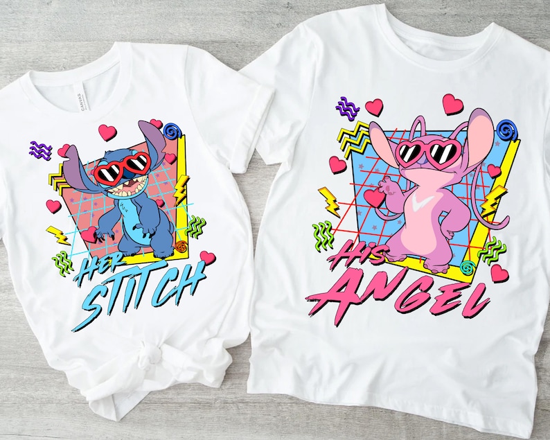 Peut inclure: Deux t-shirts blancs avec un design r&eacute;tro des ann&eacute;es 90 mettant en sc&egrave;ne Stitch de Lilo & Stitch. Le t-shirt de gauche pr&eacute;sente un Stitch bleu avec le texte "Her Stitch" et le t-shirt de droite pr&eacute;sente un Stitch rose avec le texte "His Angel".
