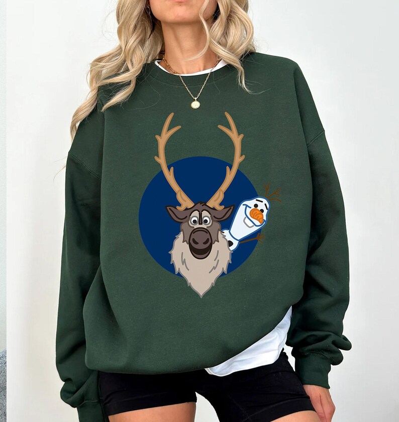 Disney Frozen 2 Olaf und Sven T-Shirt, Disney Olaf Sven Portrait Shirt, Disneyland Passendes Familienfest Geschenk 2026, Disney Weihnachts-T-Shirt Bild 4