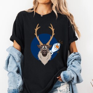 Disney Frozen 2 Olaf und Sven T-Shirt, Disney Olaf Sven Portrait Shirt, Disneyland Passendes Familienfest Geschenk 2026, Disney Weihnachts-T-Shirt Bild 2