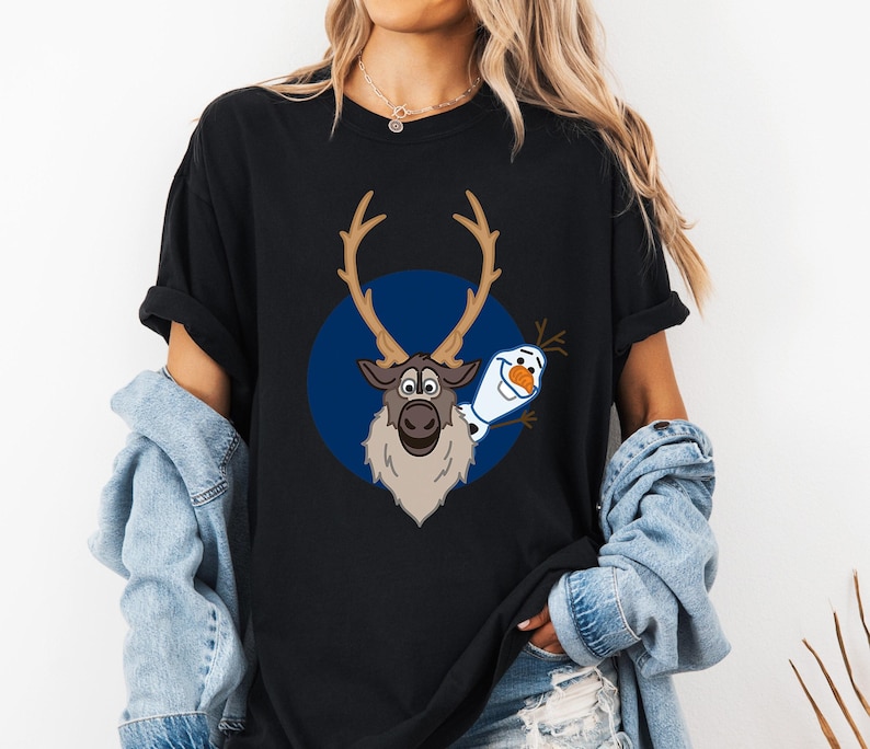 Disney Frozen 2 Olaf und Sven T-Shirt, Disney Olaf Sven Portrait Shirt, Disneyland Passendes Familienfest Geschenk 2026, Disney Weihnachts-T-Shirt Bild 2
