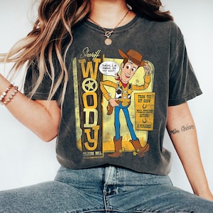Camiseta de muñeco parlante del Sheriff Woody de Toy Story de Disney Pixar, camiseta de conjuntos familiares a juego para el viaje a Disneyland, camiseta de Magic Kingdom de Walt Disney World imagen 1