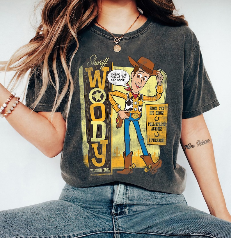 Camiseta de muñeco parlante del Sheriff Woody de Toy Story de Disney Pixar, camiseta de conjuntos familiares a juego para el viaje a Disneyland, camiseta de Magic Kingdom de Walt Disney World imagen 1
