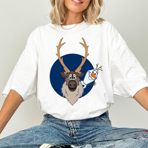 Disney Frozen 2 Olaf und Sven T-Shirt, Disney Olaf Sven Portrait Shirt, Disneyland Passendes Familienfest Geschenk 2026, Disney Weihnachts-T-Shirt Bild 3